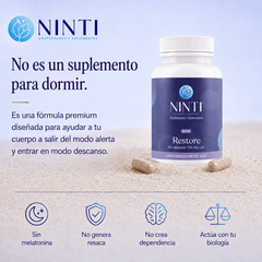 Anuncio de NINTI Restore en arena con cápsulas, texto "No es un suplemento para dormir" e íconos de beneficios.